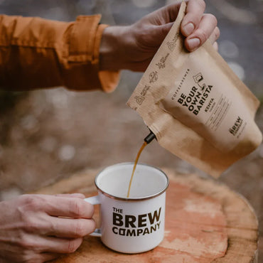 Café de spécialité versé depuis une cafetière nomade sans machine, idée cadeau outdoor simple et authentique – KoolKado
