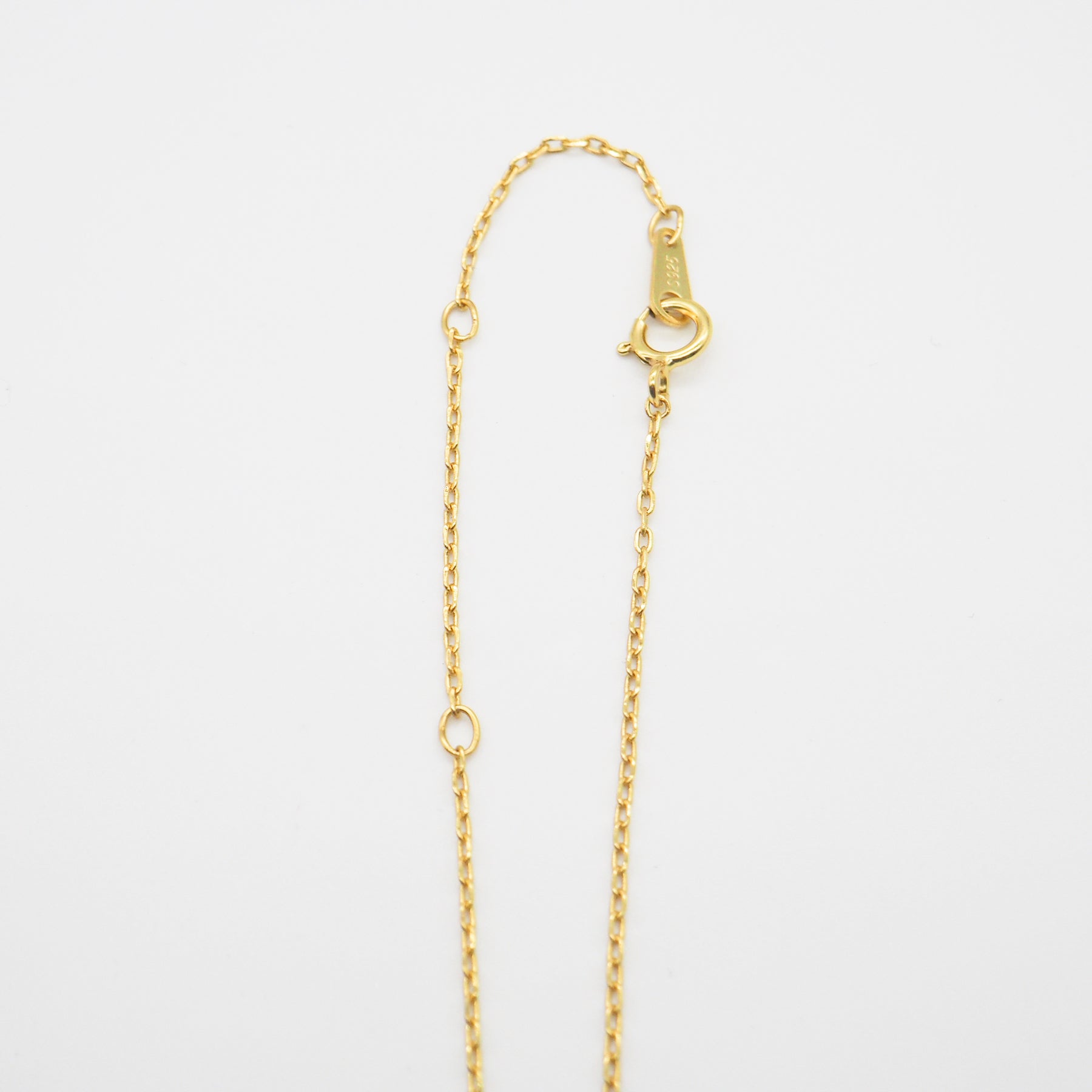 Chaîne fine de collier en plaqué or 18 carats avec fermoir sécurisé, détail bijou élégant et résistant, parfait pour pendentif astrologique. Idée cadeau femme.