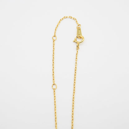 Chaîne fine de collier en plaqué or 18 carats avec fermoir sécurisé, détail bijou élégant et résistant, parfait pour pendentif astrologique. Idée cadeau femme.