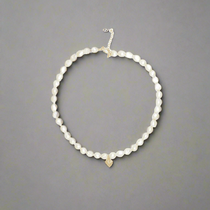 Choker en perles de culture avec pendentif cœur doré, modèle Hannah signé Gisel B. Idée cadeau femme ou ado.