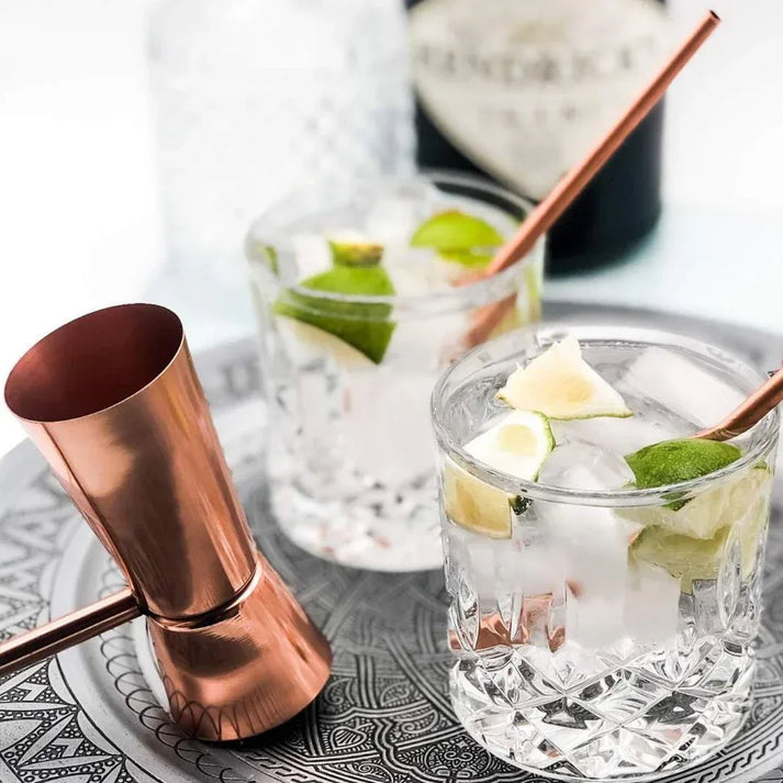 Cocktail servi avec accessoires en cuivre en situation, idée cadeau élégante pour un rituel de réception ou une crémaillère – KoolKado