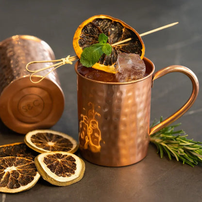 Cocktail garni servi dans un mug en cuivre martelé avec tranches d'agrumes séchées, idée cadeau originale idéale pour un anniversaire ou une fête – KoolKado