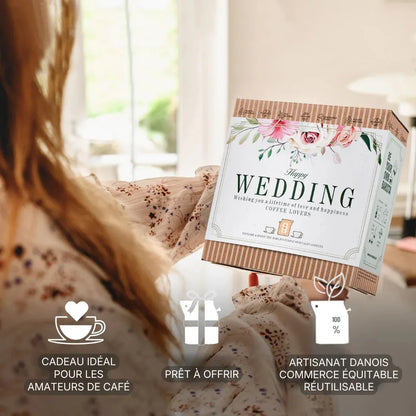 Coffret café Noces & Arômes tenu en main, prêt à offrir comme idée cadeau de mariage élégante – KoolKado
