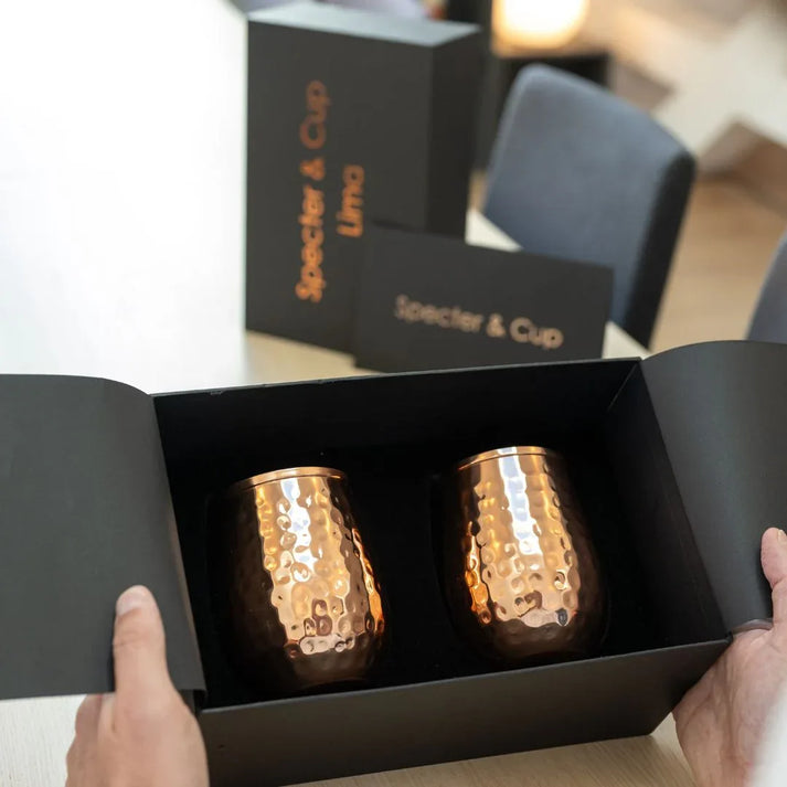 Coffret ouvert avec duo de gobelets Lima en cuivre pur, présentation soignée – idée cadeau prête à offrir – KoolKado