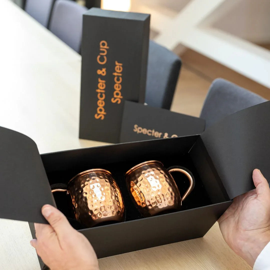 Coffret ouvert avec duo de mugs Moscow Mule en cuivre pur, présentation soignée – idée cadeau prête à offrir – KoolKado
