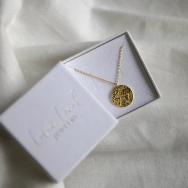 Collier globe-trotteuse dans sa boîte cadeau Love Local Jewelry. Collier globe-trotteuse dans sa boîte cadeau Love Local Jewelry.