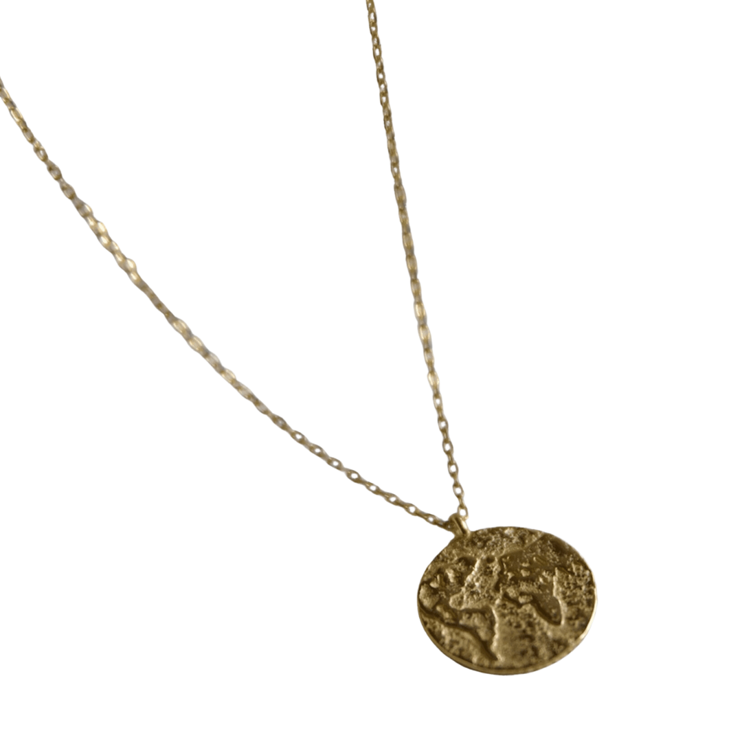 Collier doré avec médaillon style carte du monde en relief sur fond blanc, collier atlas love local jewelry. Koolkado.