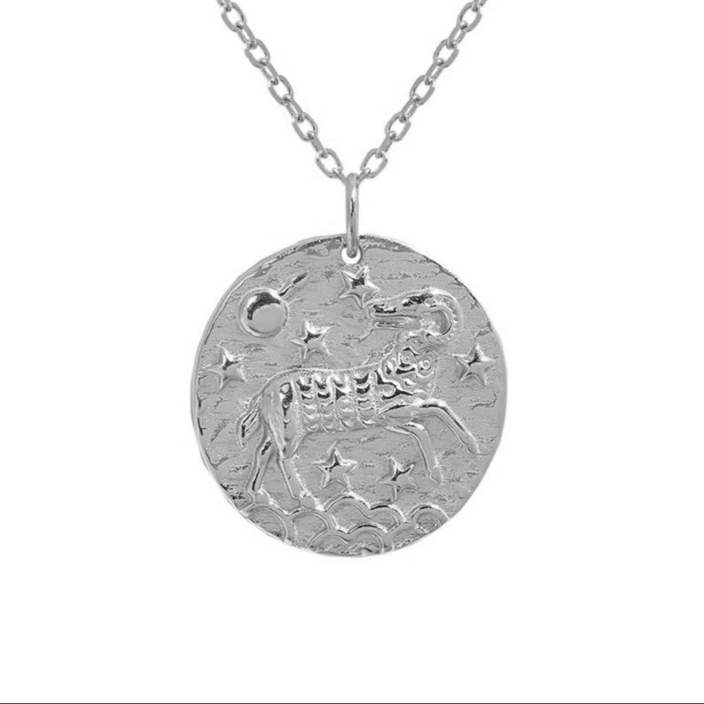 Collier astrologique Bélier en argent sur fond blanc, montrant le médaillon détaillé et la chaîne maille fine. Idée cadeau femme.
