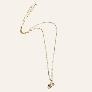 Collier fin Carla avec perles de culture et détails dorés, bijou délicat prêt à offrir, idée cadeau femme élégante – KoolKado