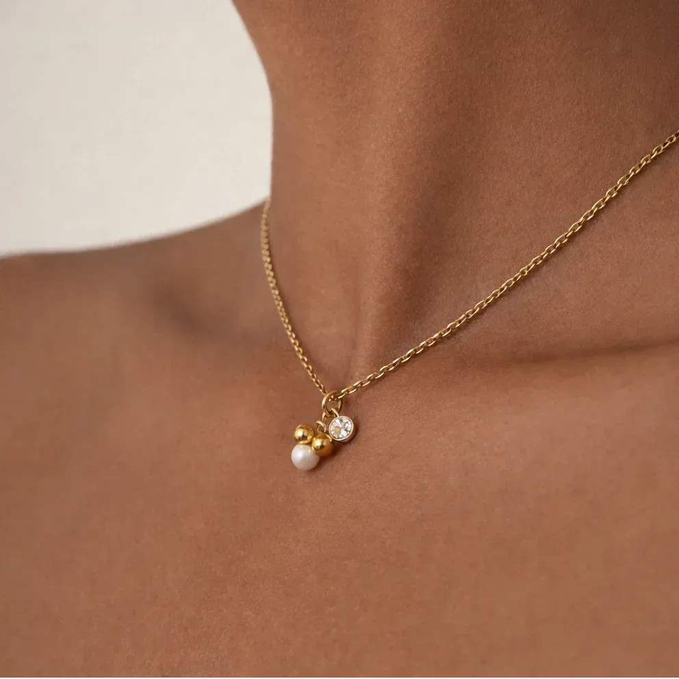Collier fin Carla porté avec perles de culture, bijou lumineux et discret, idée cadeau femme raffinée pour une attention juste – KoolKado
