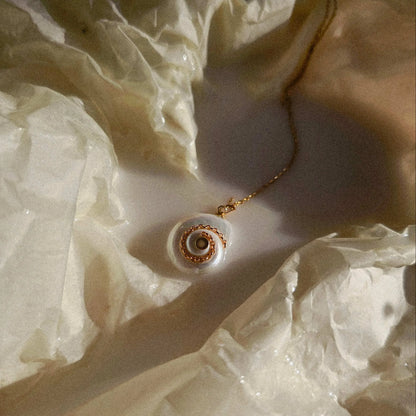 Idées cadeaux pour femme – collier coquillage naturel en ambiance lumineuse, bijou artisanal chic et solaire