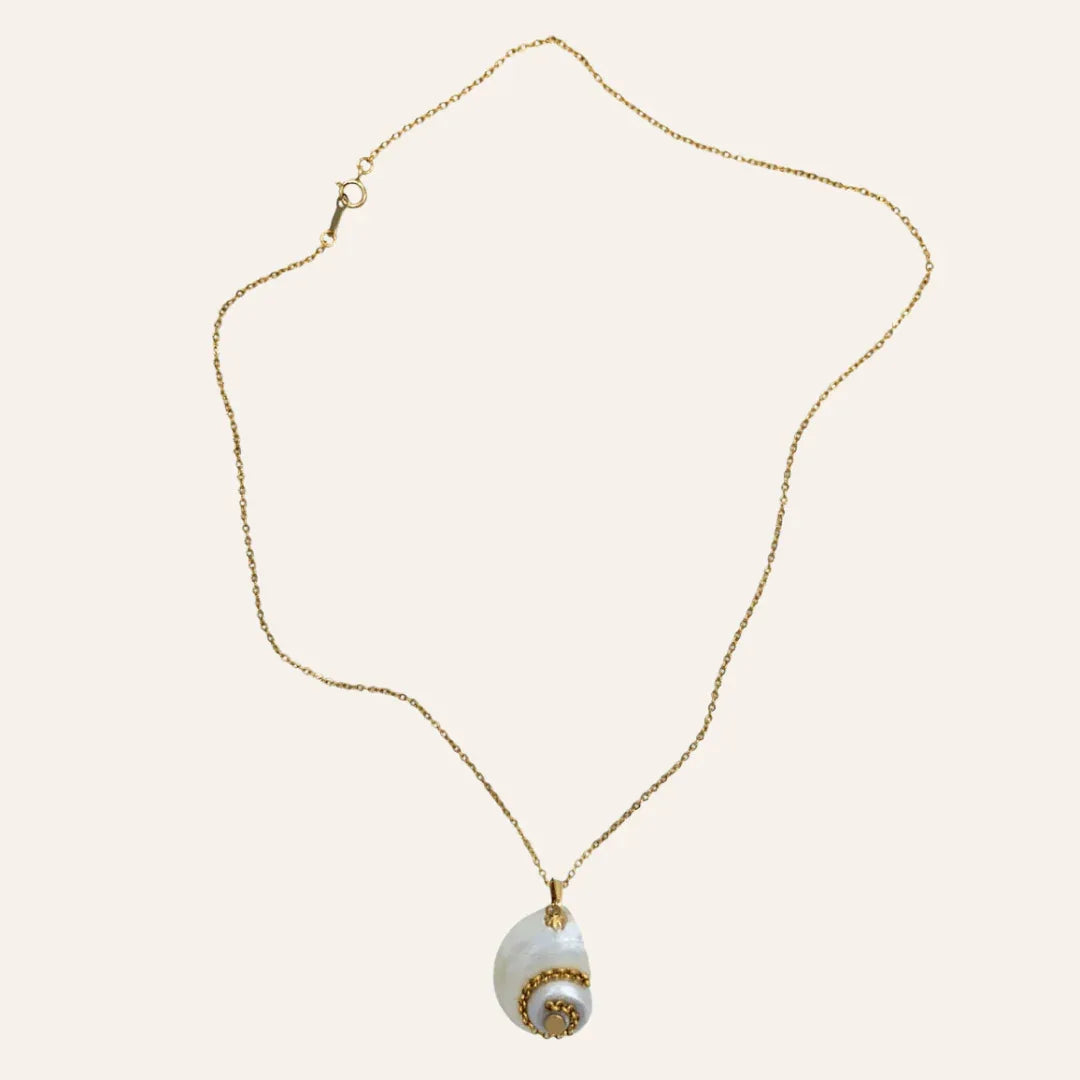 Vue complète du collier Coquillage Céleste, proportions équilibrées, idée cadeau femme – KoolKado