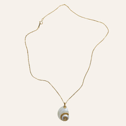 Vue complète du collier Coquillage Céleste, proportions équilibrées, idée cadeau femme – KoolKado