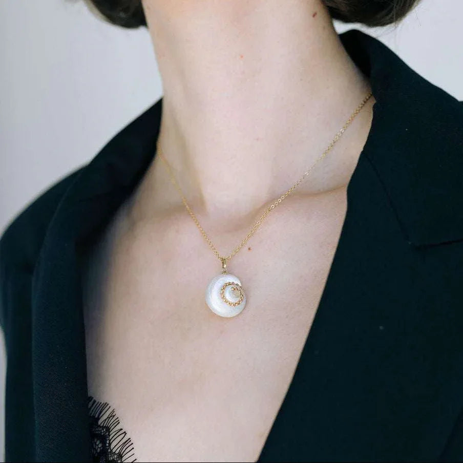 Idées cadeaux pour femme – collier coquillage porté, bijou raffiné et naturel au style chic et estival