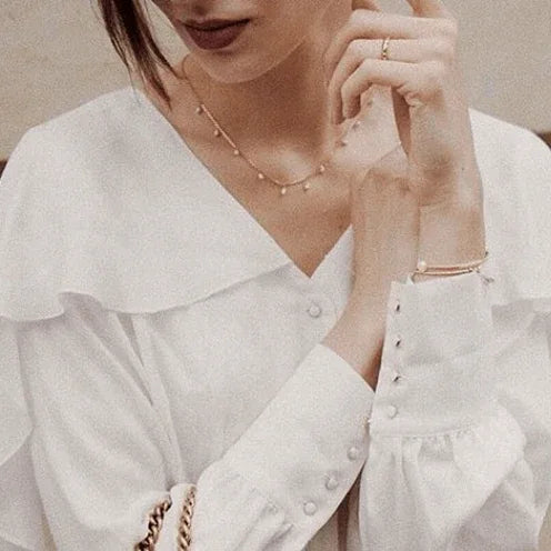 Collier fin en perles de culture en mise en situation élégante, idée cadeau femme facile à offrir – KoolKado