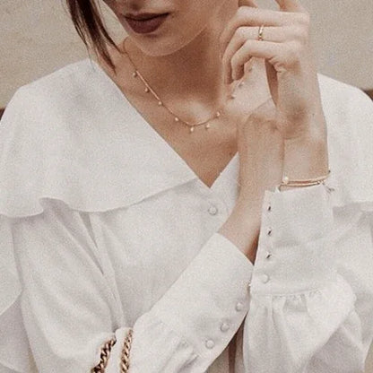 Collier fin en perles de culture en mise en situation élégante, idée cadeau femme facile à offrir – KoolKado