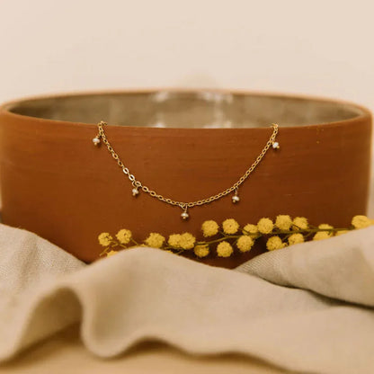 Collier en perles de culture en mise en scène élégante, idée cadeau femme pour un moment symbolique – KoolKado