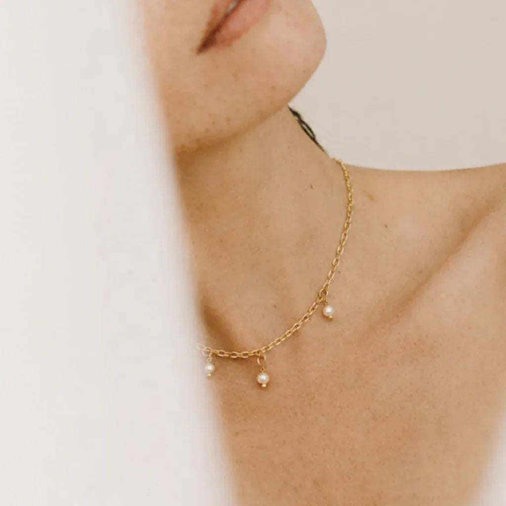 Collier Diana fin porté avec perles de culture, idée cadeau femme élégante idéale pour une cérémonie – KoolKado