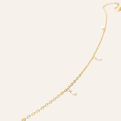 Vue complète du collier Diana fin en perles de culture, proportions équilibrées, idée cadeau femme – KoolKado