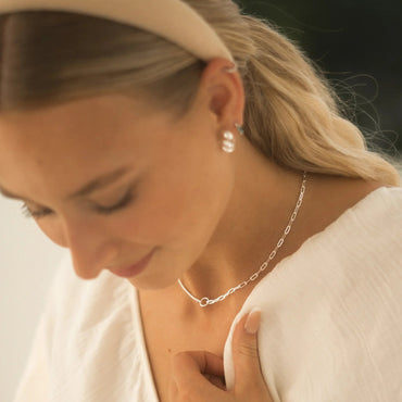 Femme portant le collier Dua Choker en argent avec look doux et élégant. Idée cadeau femme. Koolkado.
