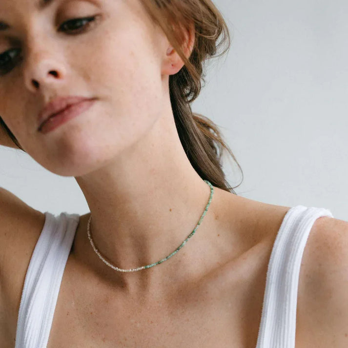 Detail du collier Emmie en perles de culture et pierres, finitions delicates et artisanat francais – idee cadeau – KoolKado
