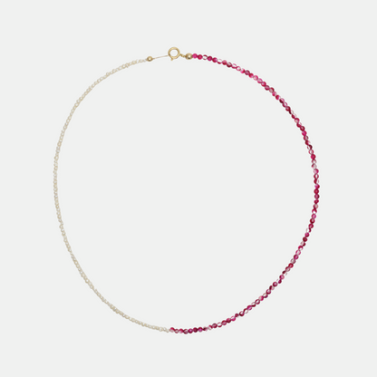 Collier Emmie en perles de culture et pierres rubis rouge profond, monté sur fermoir plaqué or, bijou artisanal élégant sur fond blanc, idée cadeau femme.