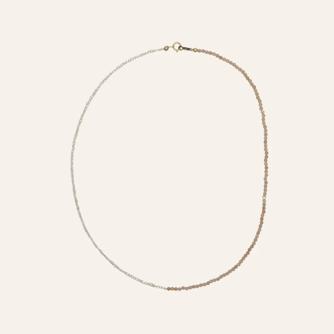 Collier Emmie bi-matiere en perles de culture et pierres presente a plat, vue produit complete et rassurante – idee cadeau – KoolKado
