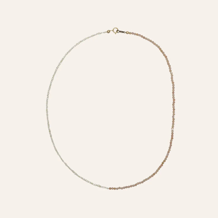 Collier Emmie bi-matiere en perles de culture et pierres presente a plat, vue produit complete et rassurante – idee cadeau – KoolKado
