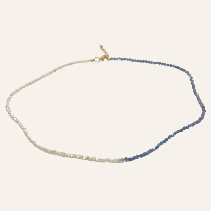 Collier Emmie bi-matiere en perles de culture et pierres bleues presente a plat, vue produit complete et rassurante – idee cadeau – KoolKado
