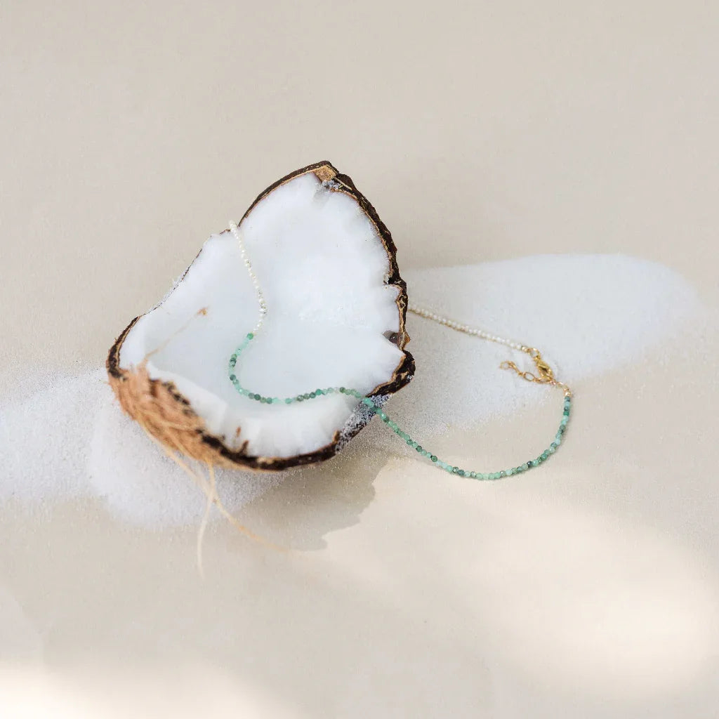 Collier Emmie en perles de culture et pierres presente a plat, design bi-matiere equilibre – idee cadeau artisanale – KoolKado
