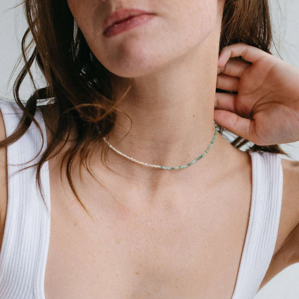 Collier Emmie bi-matiere en perles de culture et pierres porté par un modele, bijou artisanal facile a offrir – idee cadeau – KoolKado
