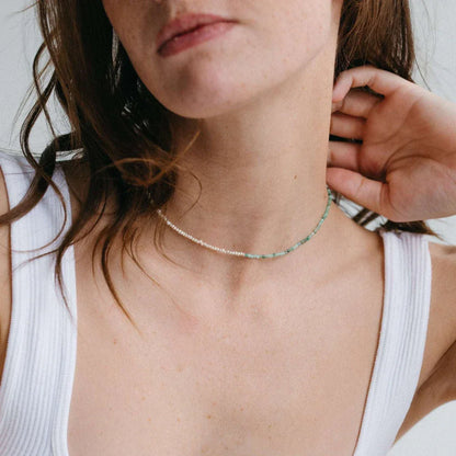 Collier Emmie bi-matiere en perles de culture et pierres porté par un modele, bijou artisanal facile a offrir – idee cadeau – KoolKado
