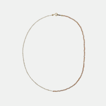 Collier Emmie en perles de culture et pierre de soleil, monté sur fermoir plaqué or, bijou fait main et raffiné, fond blanc, idée cadeau femme.