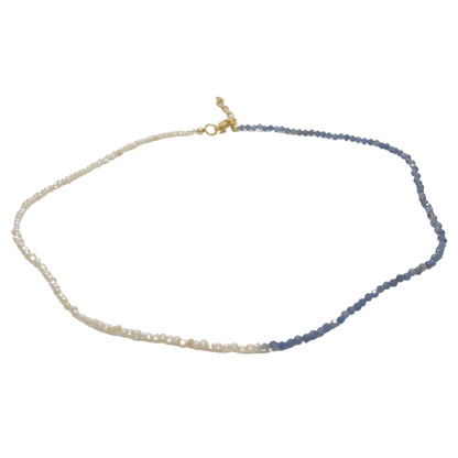 Collier Emmie en perles de culture et pierres saphir bleu nuit, bijou fait main avec fermoir plaqué or, présenté sur fond blanc, idée cadeau femme.