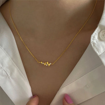 Astrid porté sur peau avec pendentif étoiles dorées scintillantes – Idées cadeau femme, koolkado