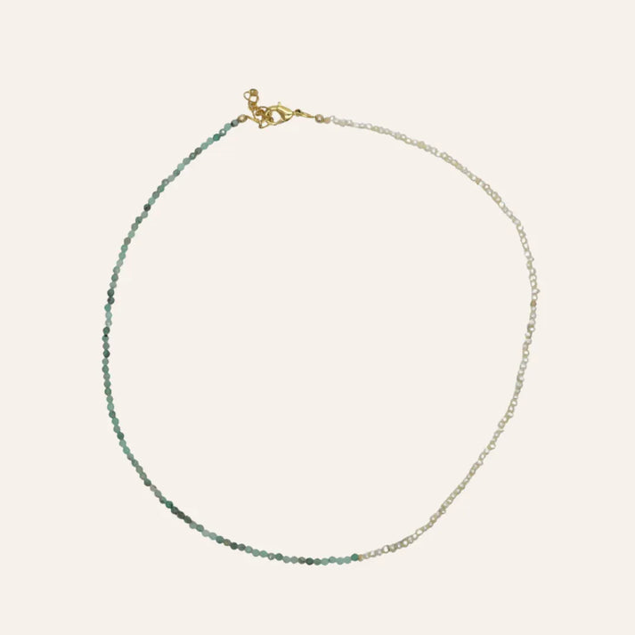 Collier Emmie bi-matiere en perles de culture et pierres vert d’eau presente a plat, vue produit detaillee et rassurante – idee cadeau – KoolKado
