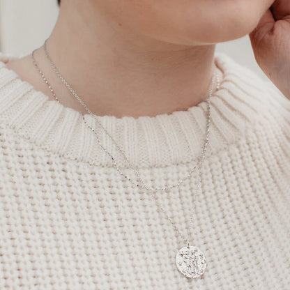 Collier en argent sterling avec pendentif zodiaque Gémeaux représentant deux personnages enlacés sur fond étoilé, idée cadeau femme.