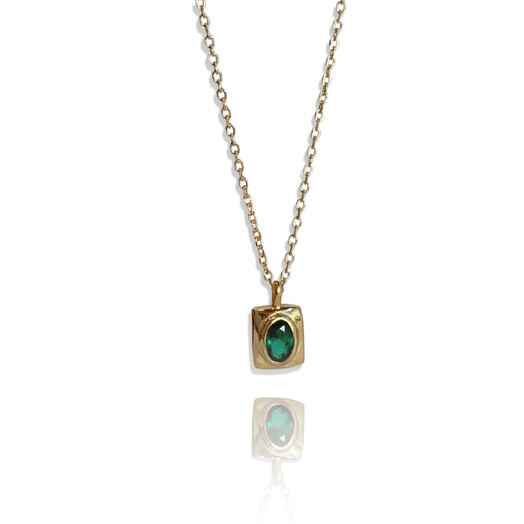 Collier Kalea doré avec pendentif rectangulaire serti d'une pierre émeraude – Idées cadeau femme, collier Kalea Love Local Jewelry, koolkado