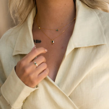 Collier Kalea porté en superposition avec un autre bijou, look chic – Idées cadeau femme, collier Kalea Love Local Jewelry, koolkado