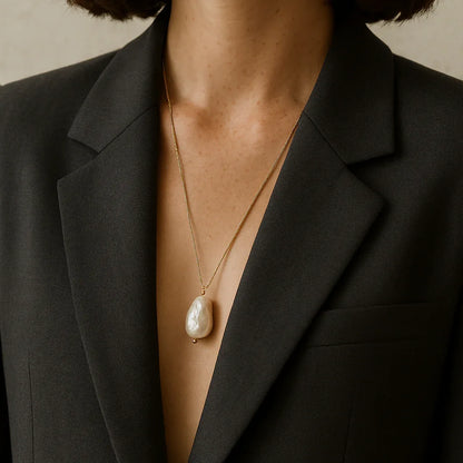 Idees cadeaux collier long perle de culture porte pour femme style minimaliste chic