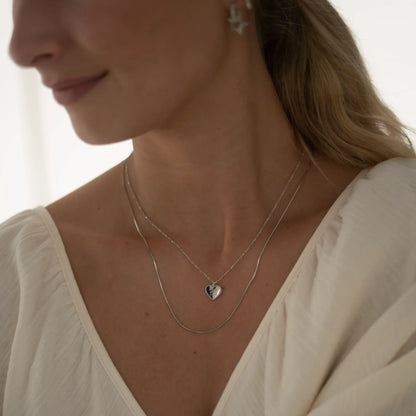 Femme portant le collier Love You More argenté avec pendentif cœur – Idées cadeau femme, collier Love You More Love Local Jewelry, koolkado