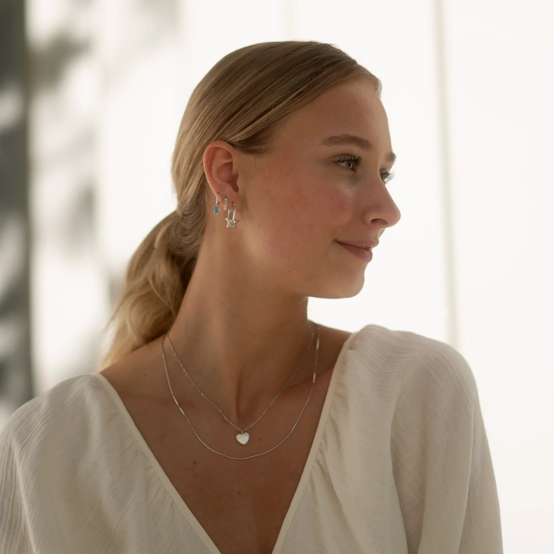 Collier Love You More en argent porté en superposition, bijou message romantique. Idées cadeau femme, collier Love You More Love Local Jewelry, koolkado
