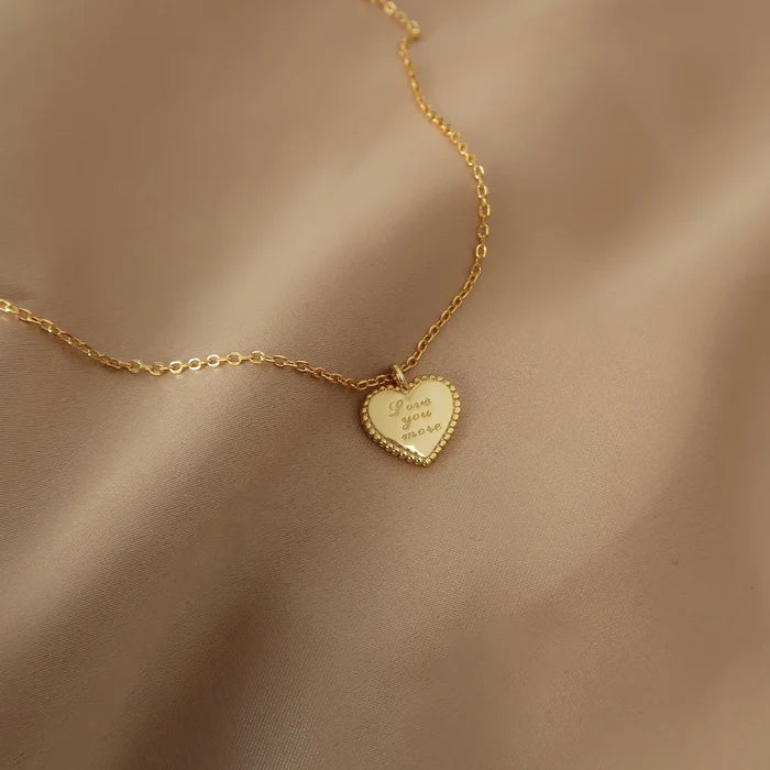 Collier Love You More doré posé sur fond soyeux, satiné, pendentif cœur visible – Idées cadeau femme, collier Love You More Love Local Jewelry, koolkado
