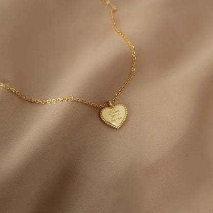 Collier Love You More doré posé sur fond soyeux, satiné, pendentif cœur visible – Idées cadeau femme, collier Love You More Love Local Jewelry, koolkado