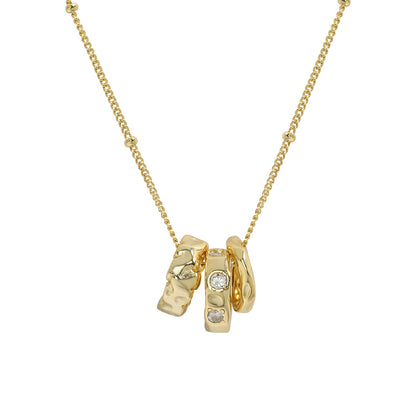 Collier doré Malou avec trois pendentifs géométriques sertis de zircones. Idée cadeau femme. Koolkado.be