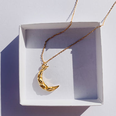 Collier Matea doré présenté dans un coffret blanc, pendentif lune – Idées cadeau femme, collier Matea Love Local Jewelry, koolkado