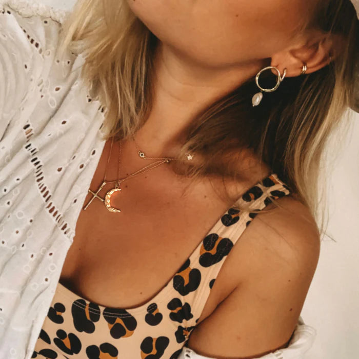 Femme portant le collier Matea doré avec tenue estivale, bijou lune dorée – Idées cadeau femme, collier Matea Love Local Jewelry, koolkado