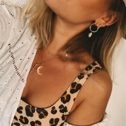 Femme portant le collier Matea doré avec tenue estivale, bijou lune dorée – Idées cadeau femme, collier Matea Love Local Jewelry, koolkado
