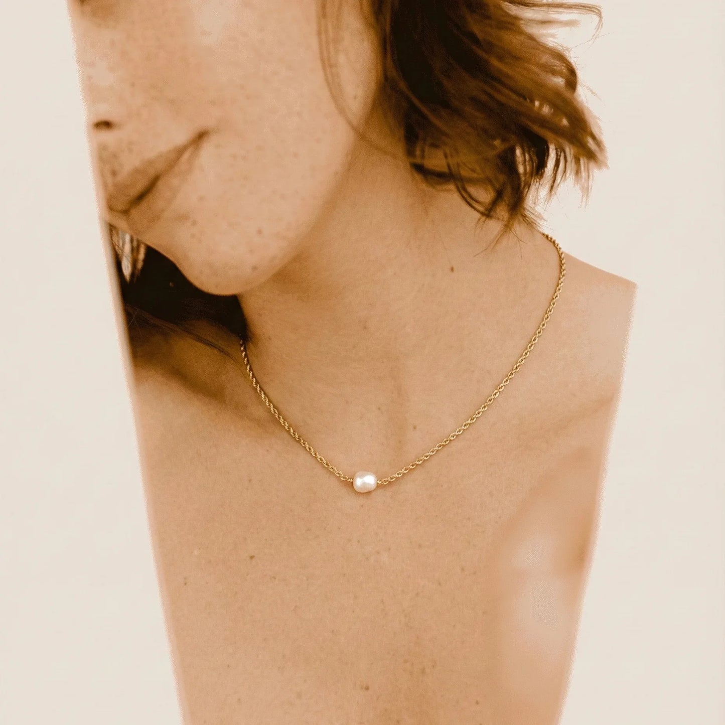 Collier May porté avec perle baroque, idée cadeau femme élégante facile à offrir – KoolKado