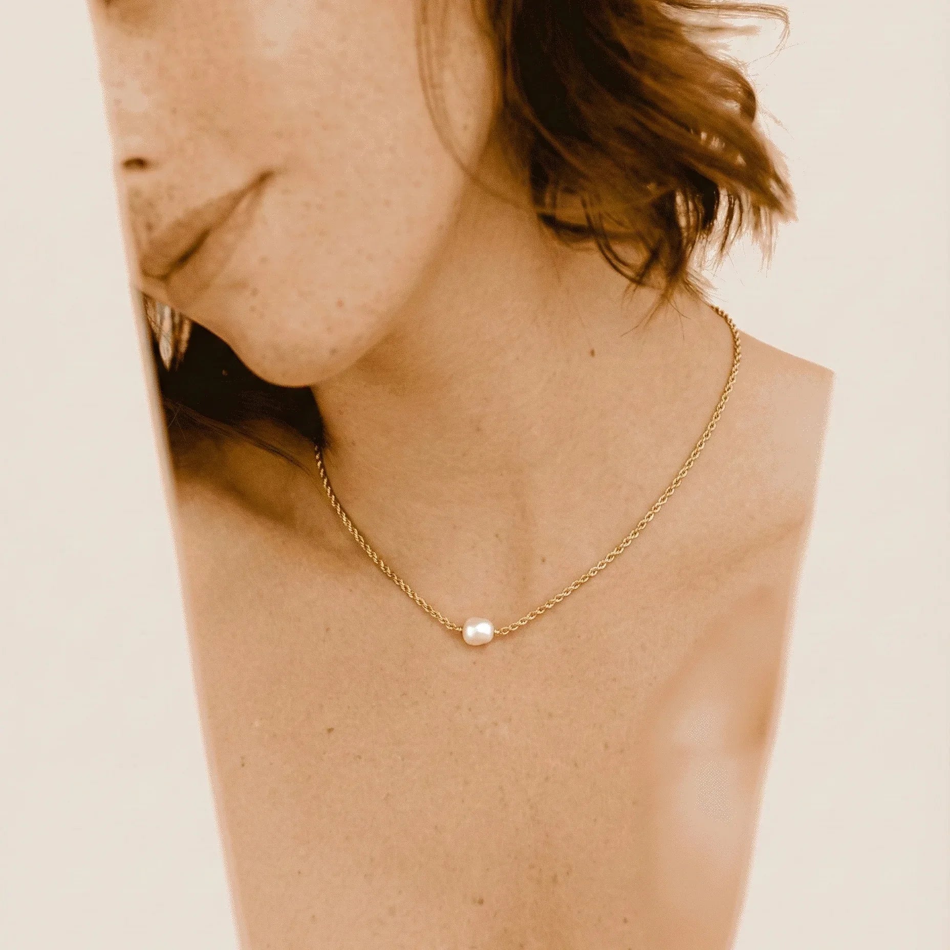 Collier May porté avec perle baroque, idée cadeau femme élégante facile à offrir – KoolKado